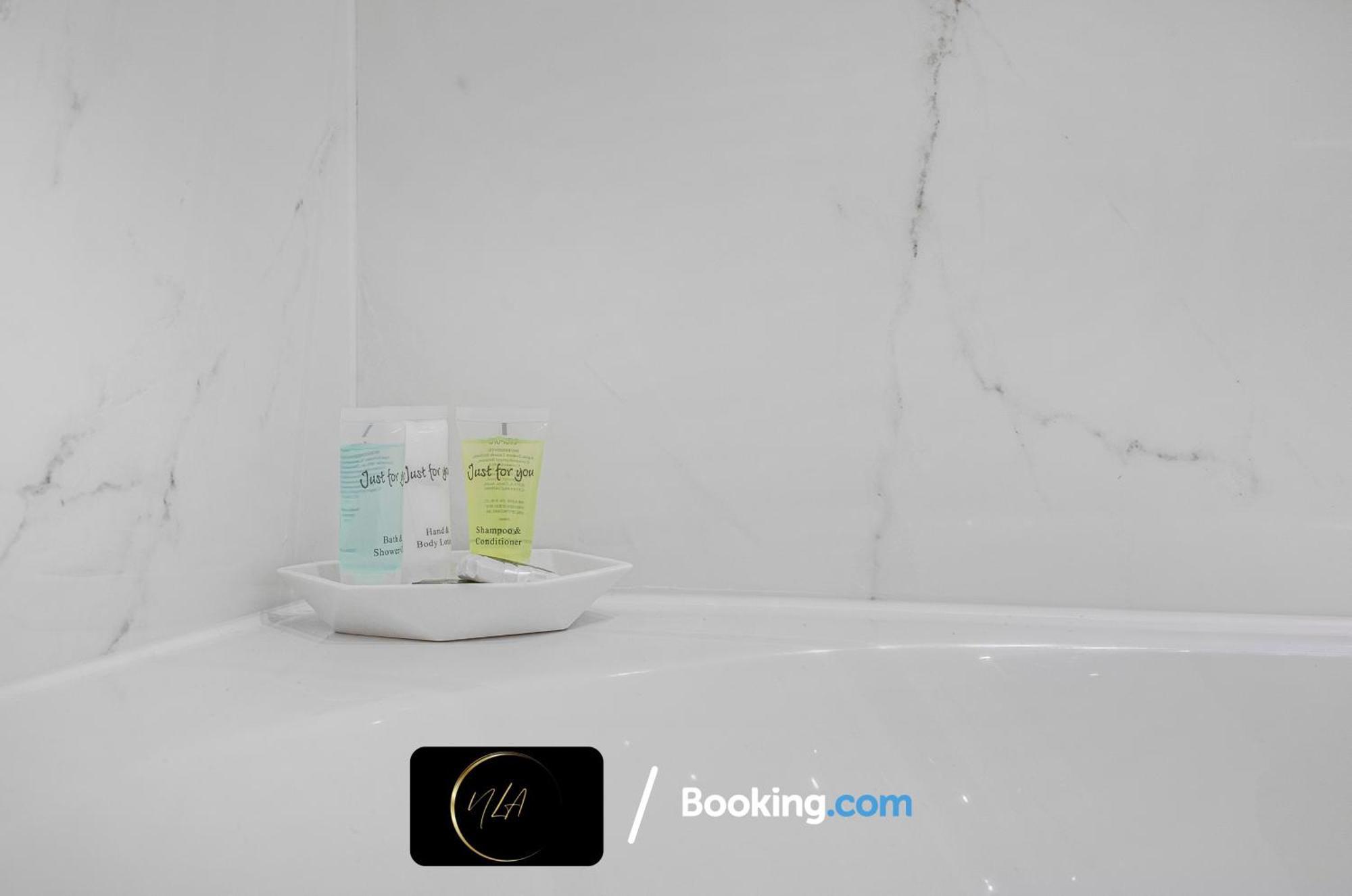 City Centre Apartment With Free Parking, 2 Bathrooms, Netflix And Wifi - Suitable For Contractors And Families - By Noor Luxury Accommodations Birmingham Exterior foto