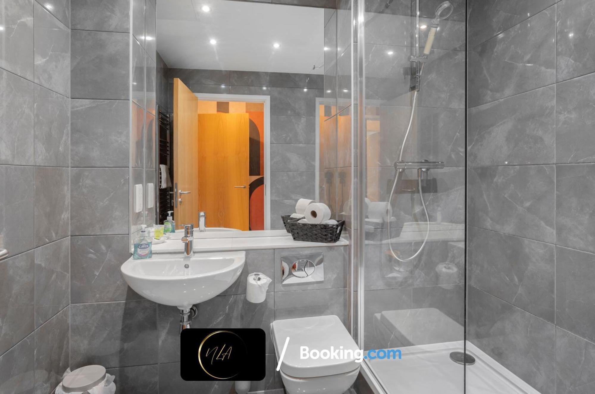 City Centre Apartment With Free Parking, 2 Bathrooms, Netflix And Wifi - Suitable For Contractors And Families - By Noor Luxury Accommodations Birmingham Exterior foto