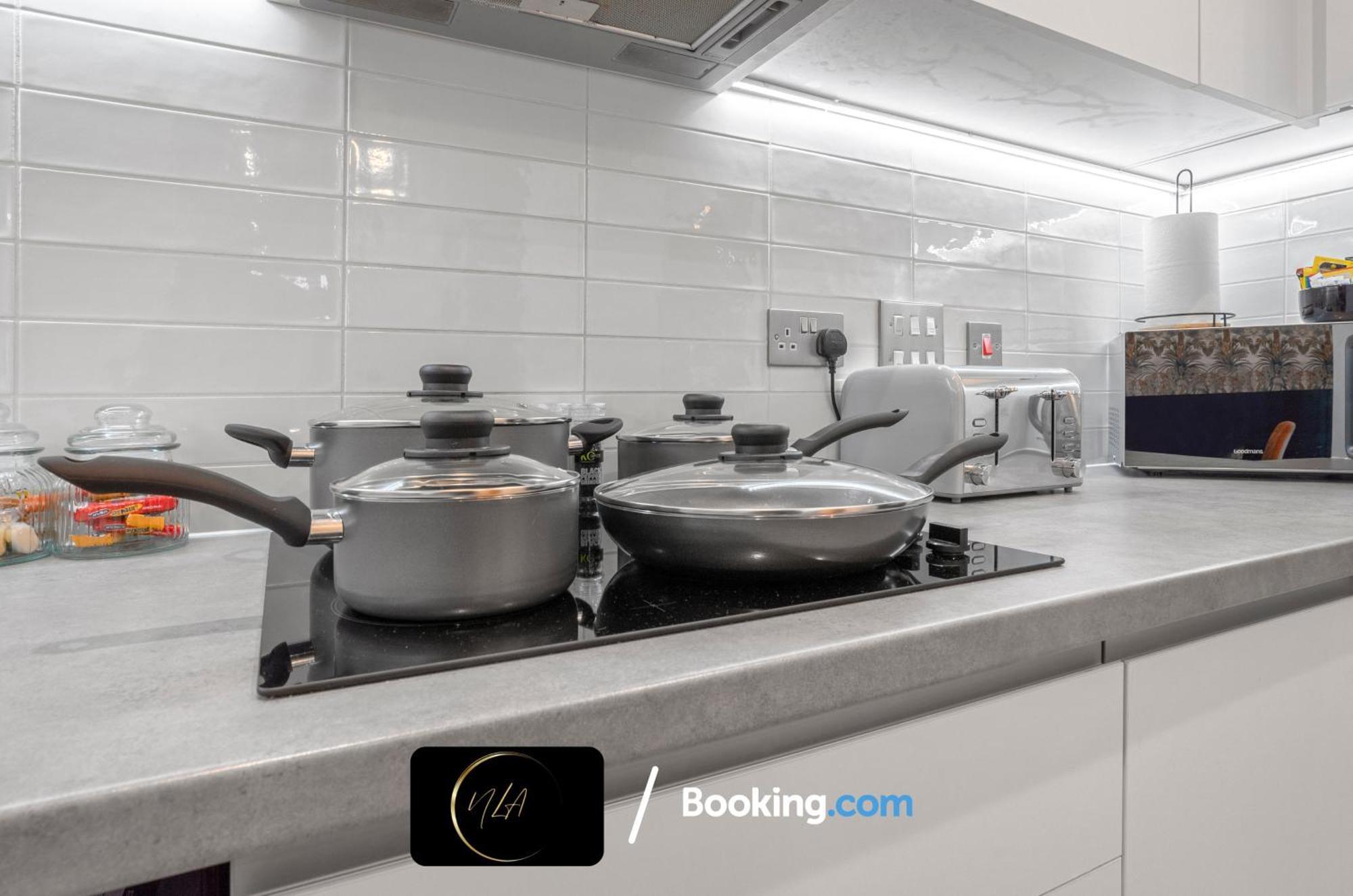 City Centre Apartment With Free Parking, 2 Bathrooms, Netflix And Wifi - Suitable For Contractors And Families - By Noor Luxury Accommodations Birmingham Exterior foto